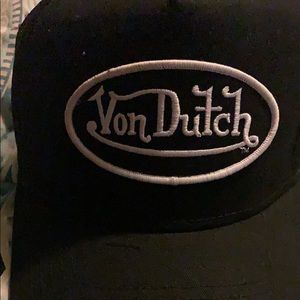 Black von Dutch hat